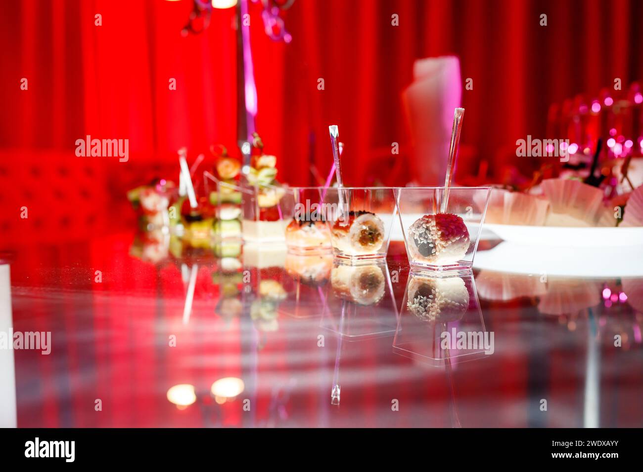 tavolo a buffet con toast, spuntini e dessert in tonalità rosse. Foto di alta qualità Foto Stock