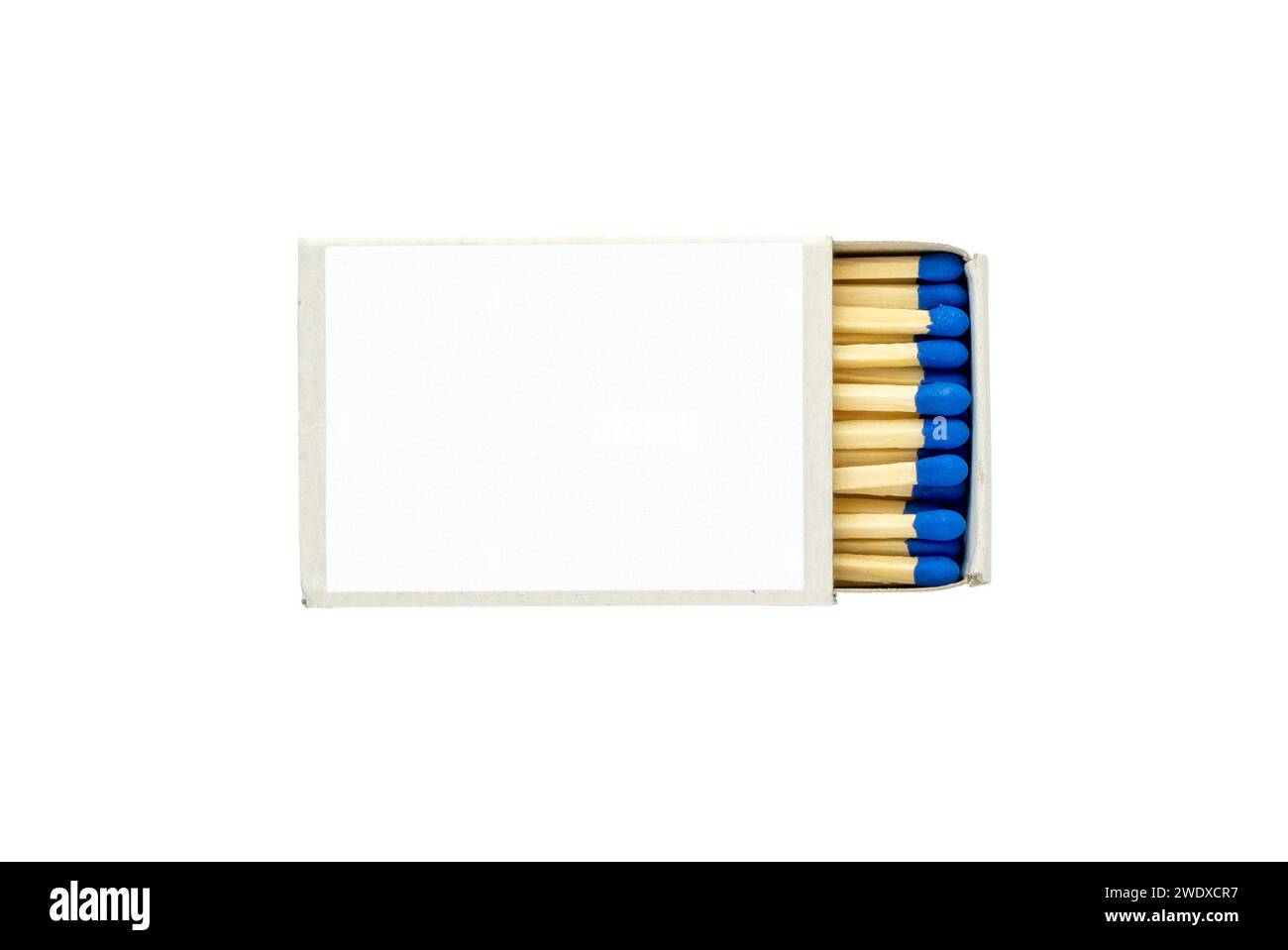 Matchbox isolata su sfondo bianco con etichetta vuota per testo o immagine, immagine piatta del piano del tavolo Foto Stock
