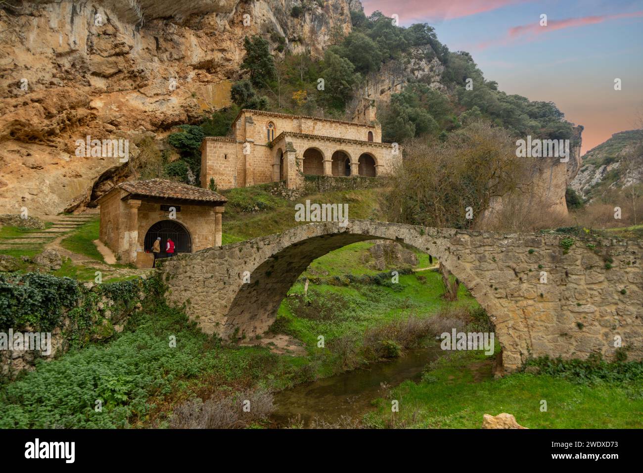 Complesso storico con l'eremo medievale di Santa Maria de la Hoz nella gola di Tobera, città di Frias in Castilla y Leon, Spagna Foto Stock