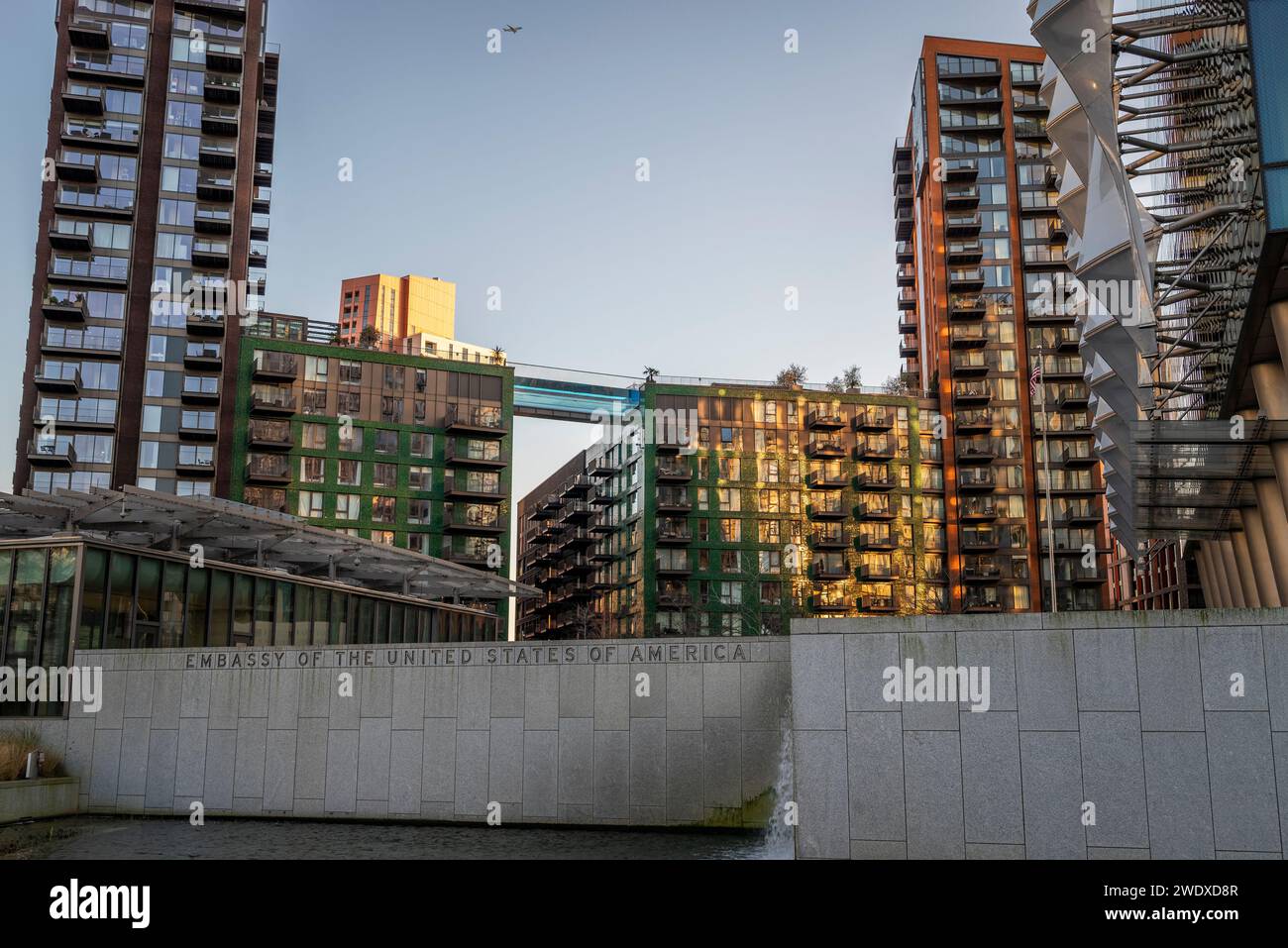 Ambasciata degli Stati Uniti d'America e sullo sfondo Sky Pool, una piscina sospesa all'Embassy Gardens, uno sviluppo residenziale e d'affari Foto Stock