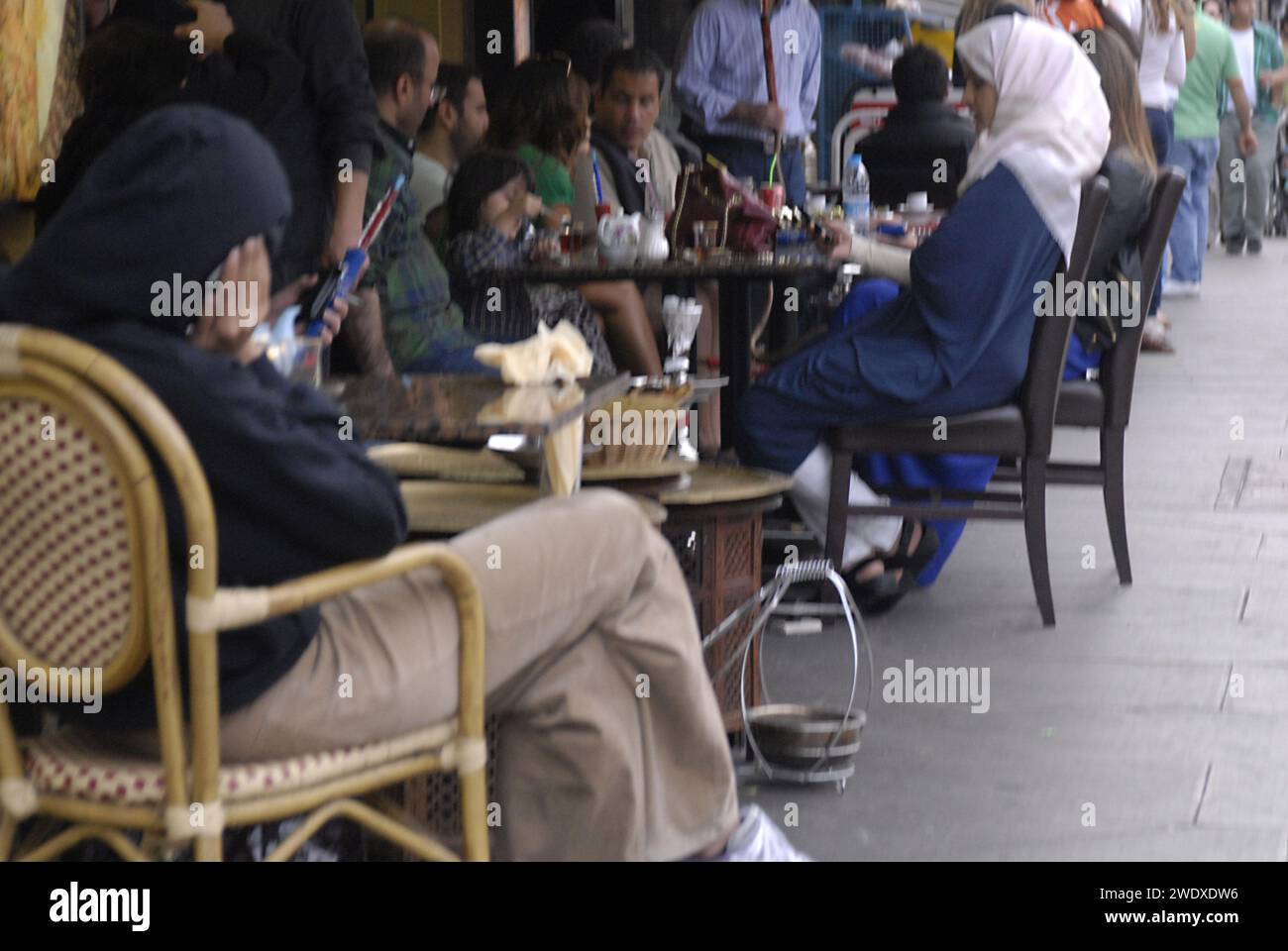 LONDRA/ INGHILTERRA /Regno Unito   Edgware Road una parte dell'area di westminister è diventata un centro commerciale del Medio Oriente, dove la maggior parte degli arabi del Medio Oriente si trovano al loro caffè musulmano e all'acqua fumosa arab pikes e al centro commerciale del Medio Oriente e con insegne arabe nei negozi 10 settembre 2012 (foto di Francis Dean / Dean Pictures) Foto Stock