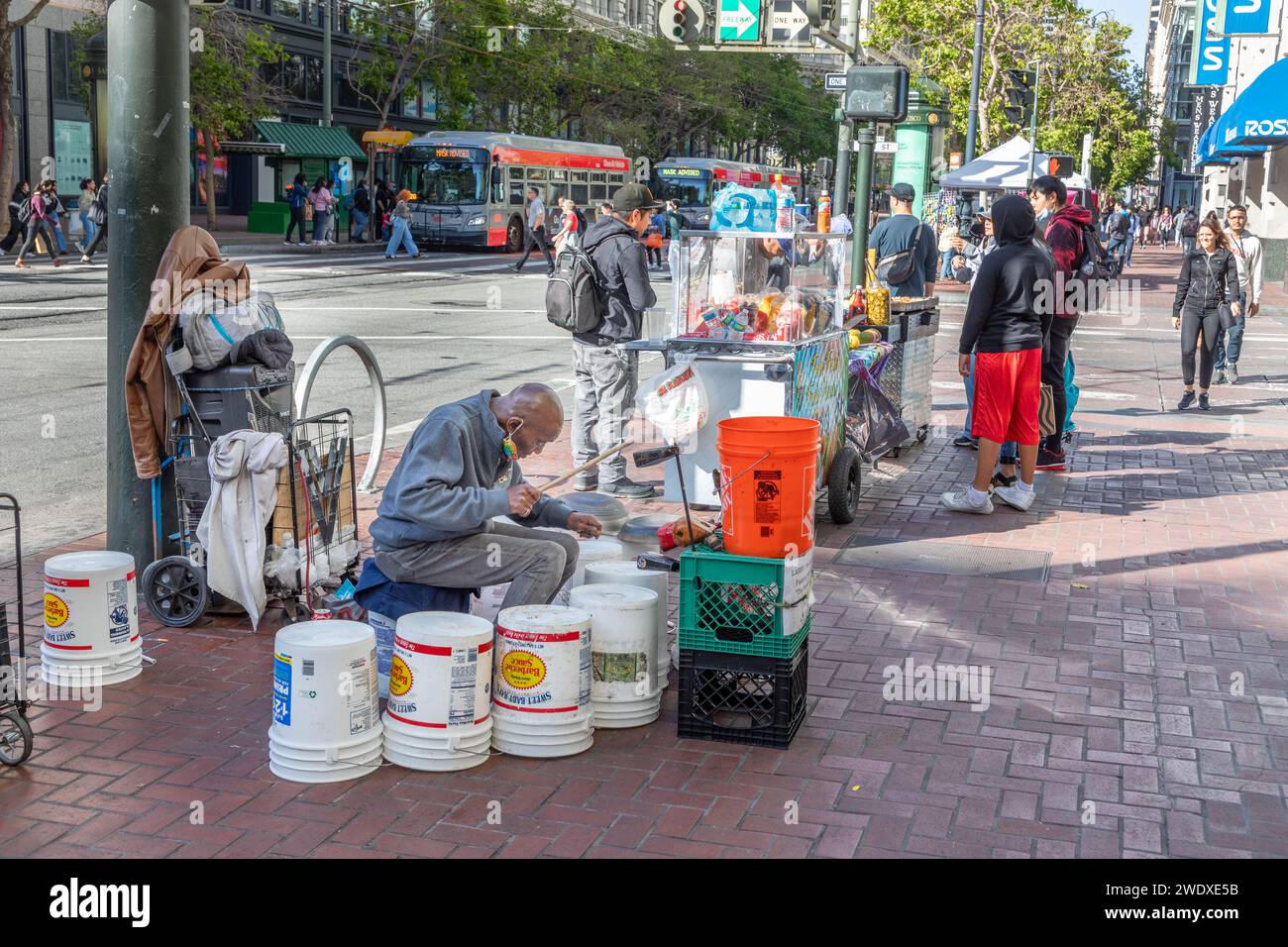 San Francisco, Stati Uniti - 20 maggio 2022: Uomo che suona la batteria fatta di secchi di plastica in strada per guadagnare un po' di soldi. Foto Stock