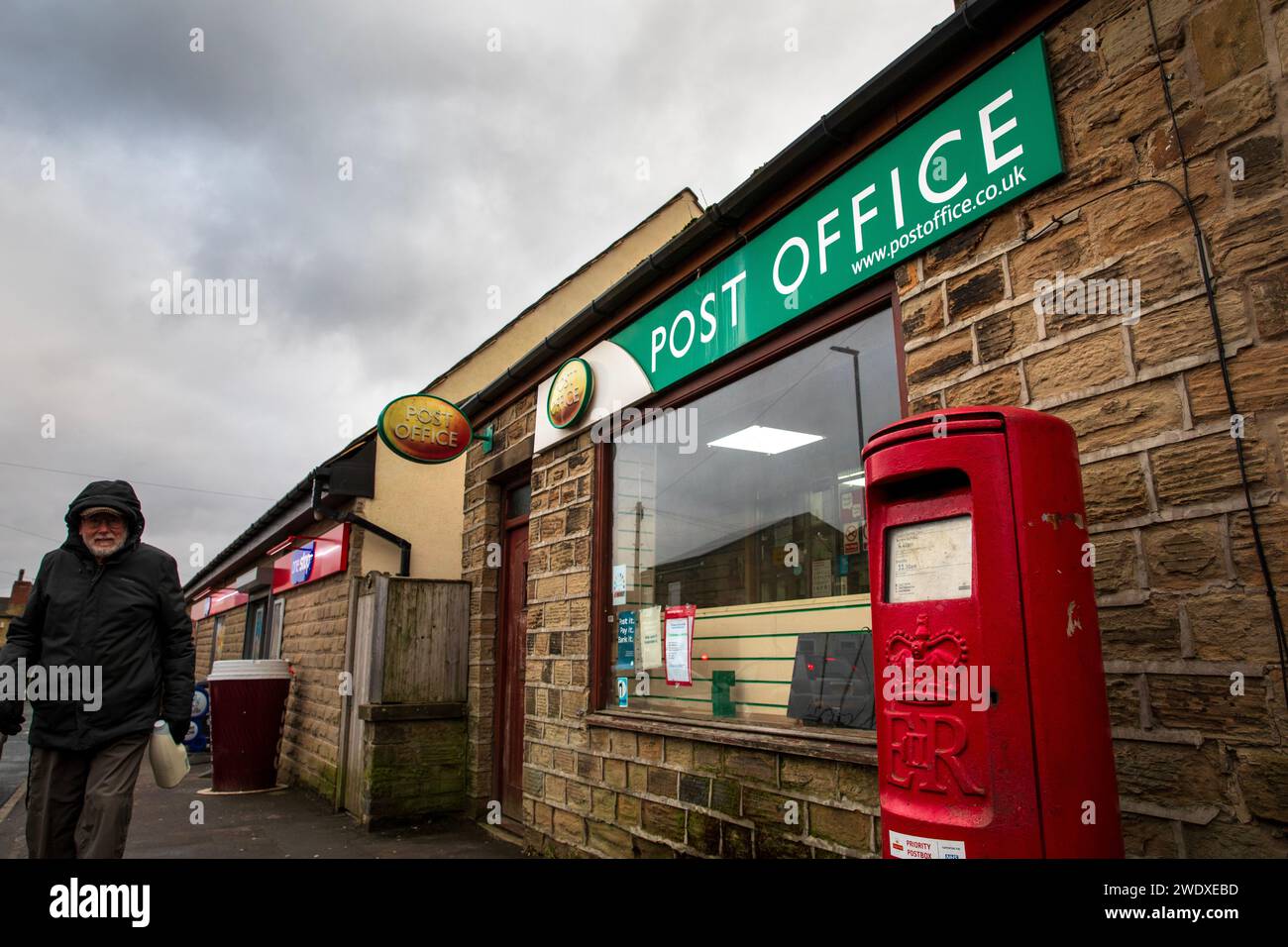 Ufficio postale di Hightown, dove un direttore postale secondario è stato condannato per falsa contabilità. Halifax Road, Liversedge, Yorkshire. Foto Stock