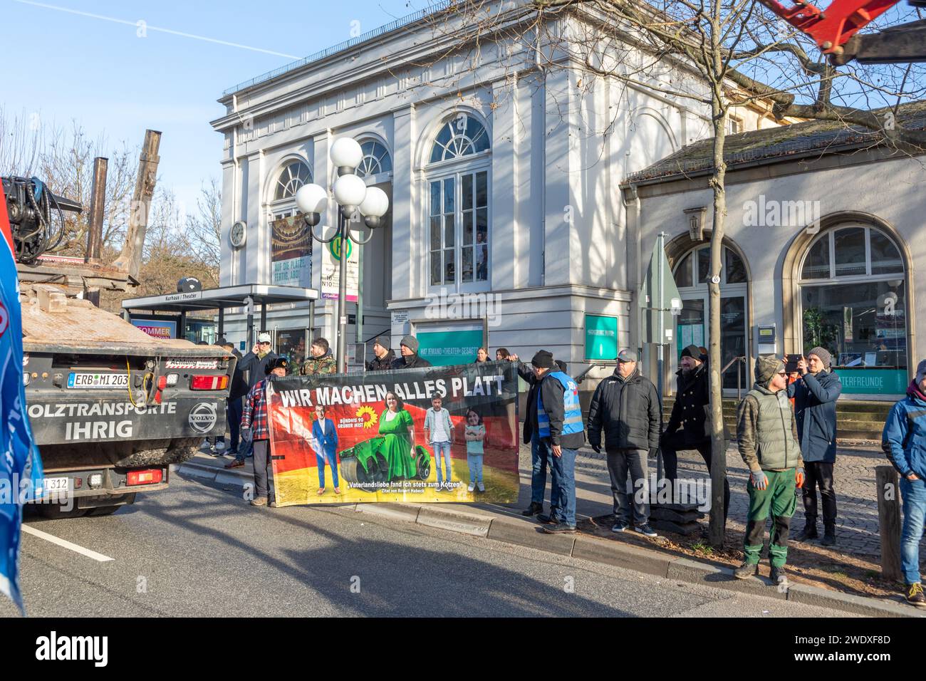 Wiesbaden, Germania - 8 gennaio 2024: Gli agricoltori con i loro trattori dimostrano di aver ridotto il prezzo del gasolio con poster wir machen alles kaputt Foto Stock