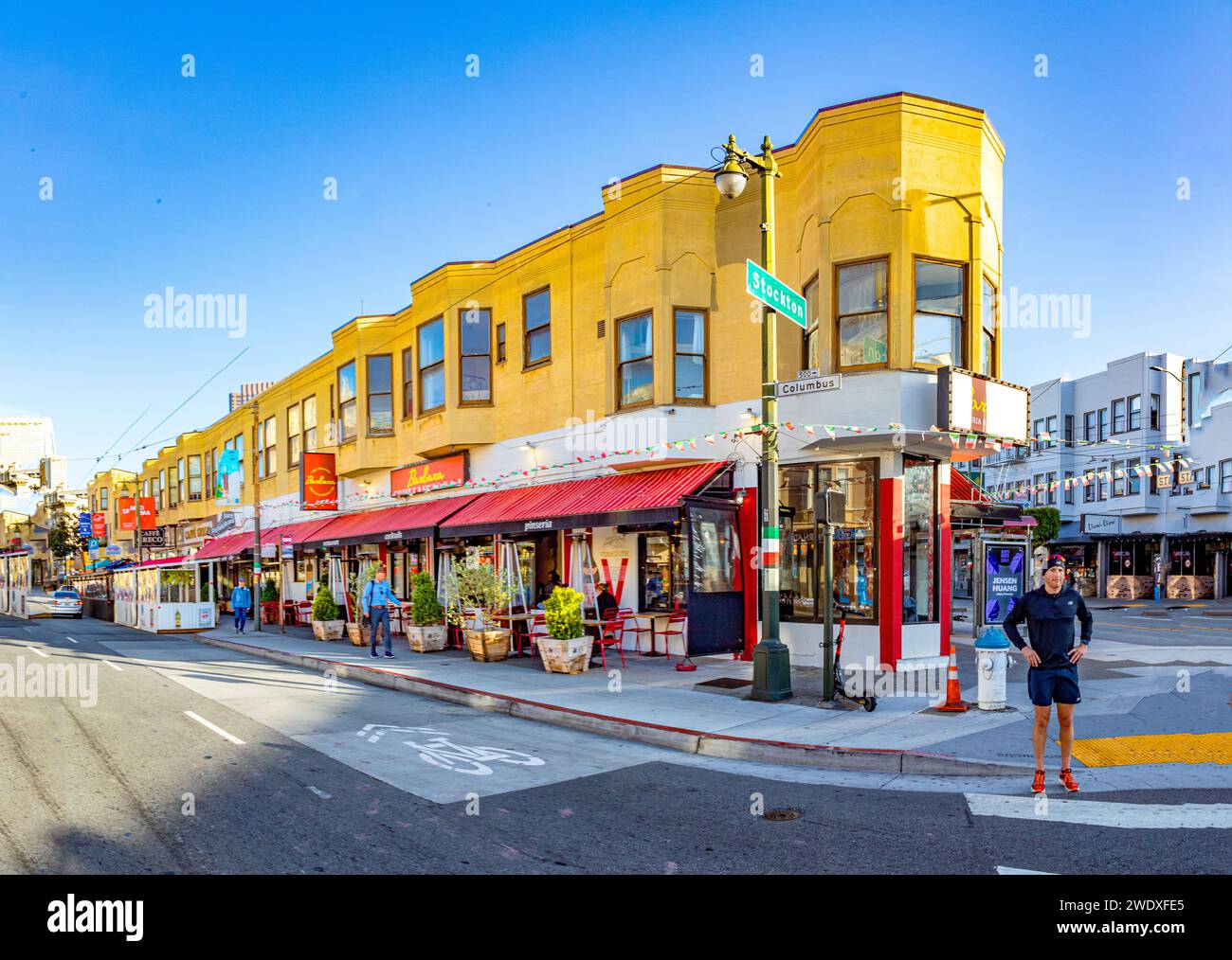 San Francisco, USA - 18 maggio 2022: Vecchie case nel centro di San Francisco in piena luce all'incrocio tra stockton, Columbus Street. Foto Stock