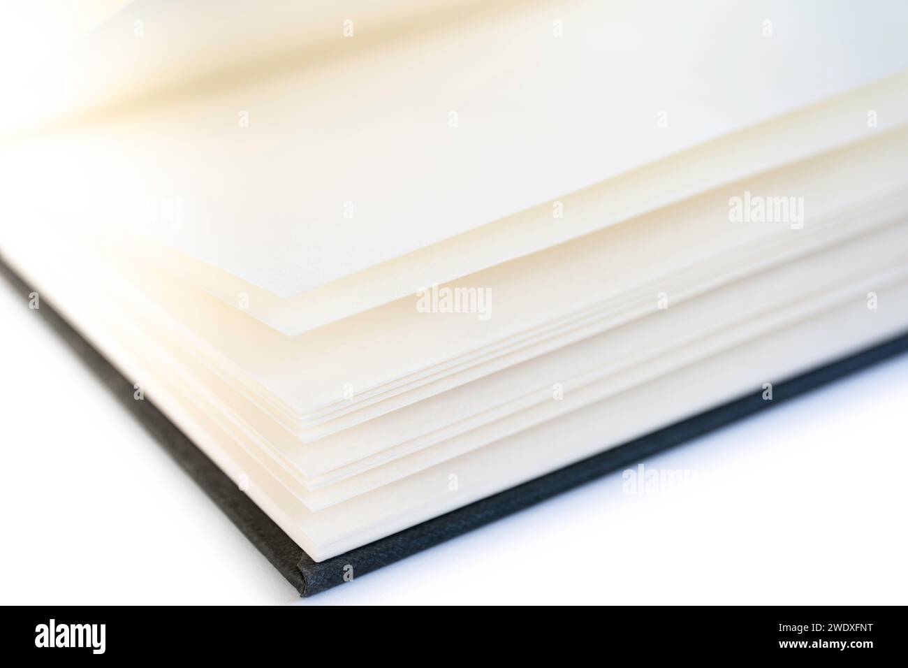 Libro aperto con pagine aperte bianche e una copertina in lino nero, isolata su sfondo bianco Foto Stock