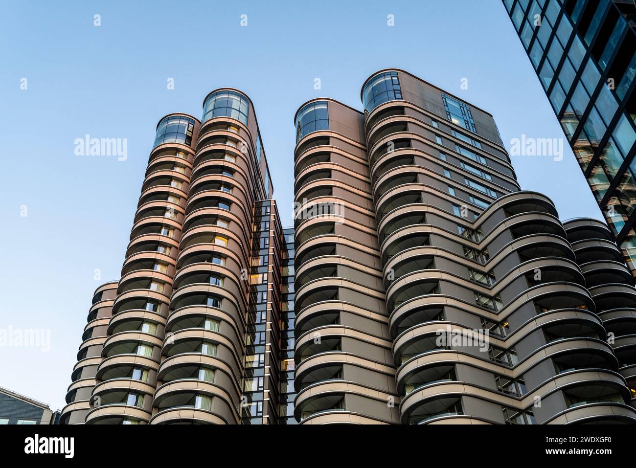 Edifici residenziali a torre su Albert Embankment, Vauxhall, Londra, Inghilterra, Regno Unito Foto Stock