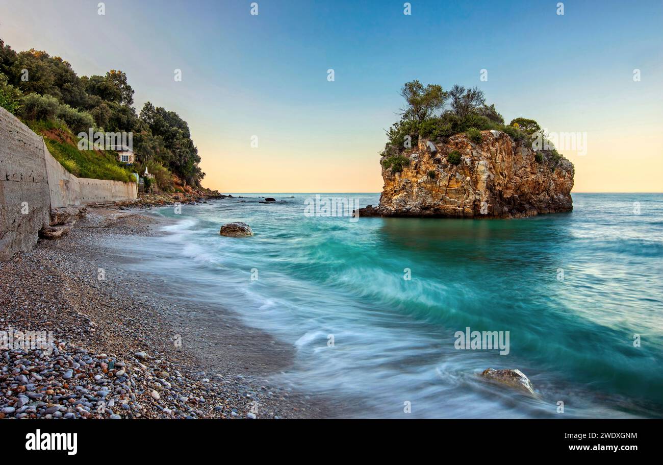 Kamari Beach, il porto marittimo del villaggio di Keramidi, Pilio settentrionale, Magnissia, Tessaglia, Grecia. Foto Stock