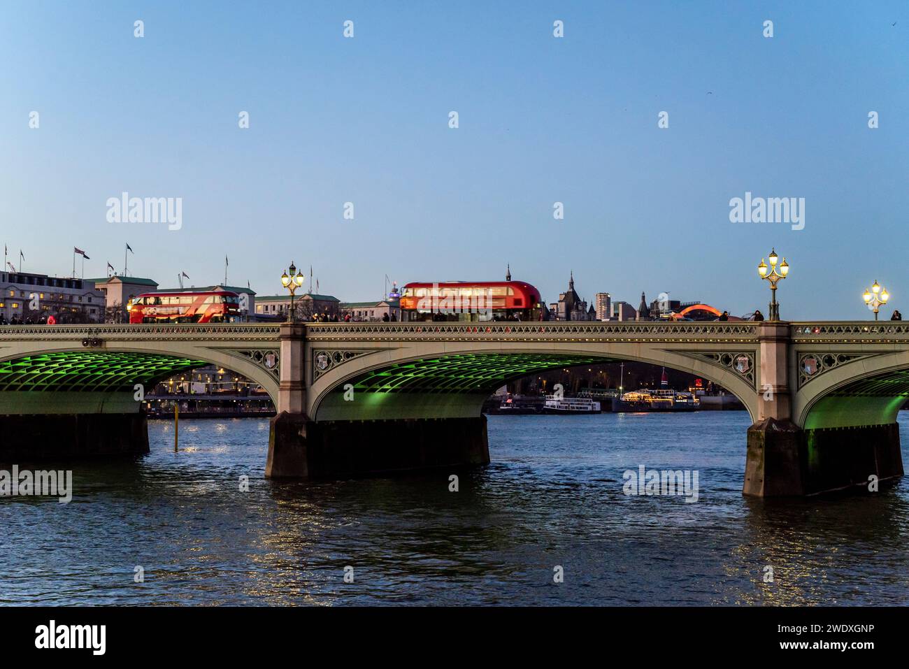 Ponte di Westminster illuminato, Londra, Inghilterra, Regno Unito Foto Stock