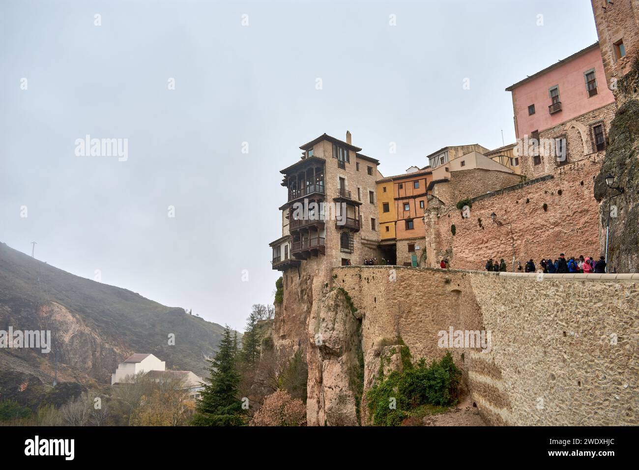 I bellissimi balconi si distinguono per la bellezza delle case sospese di Cuenca, Spagna centrale, la loro costruzione in luoghi inaccessibili consentiti sec Foto Stock