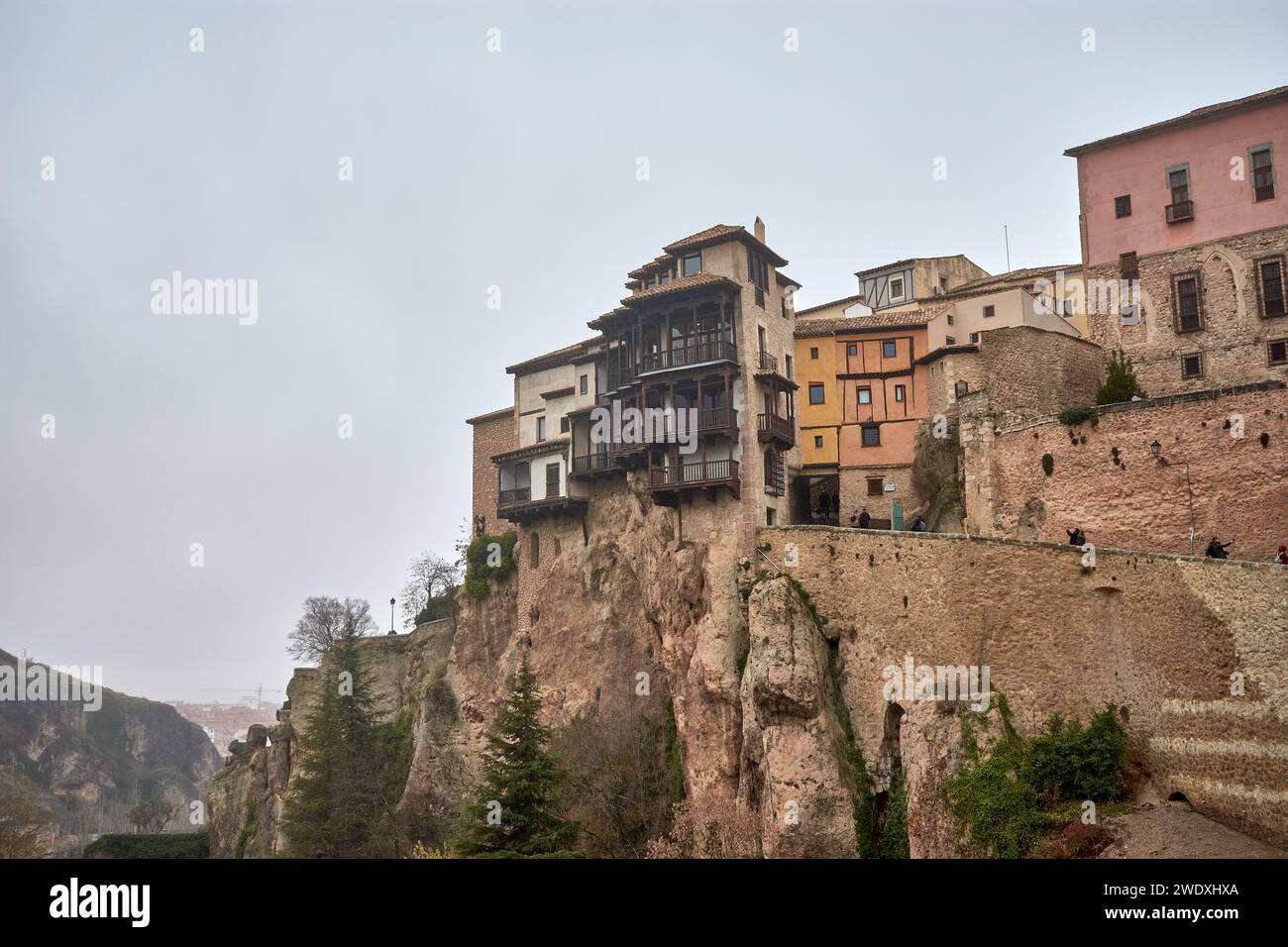 I bellissimi balconi si distinguono per la bellezza delle case sospese di Cuenca, Spagna centrale, la loro costruzione in luoghi inaccessibili consentiti sec Foto Stock