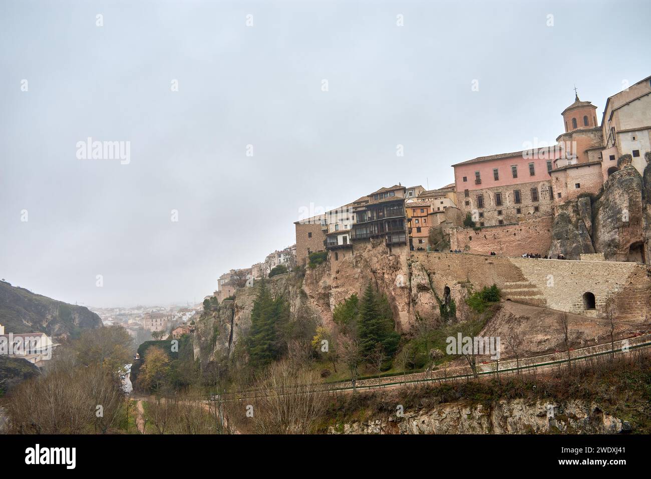 I bellissimi balconi si distinguono per la bellezza delle case sospese di Cuenca, Spagna centrale, la loro costruzione in luoghi inaccessibili consentiti sec Foto Stock