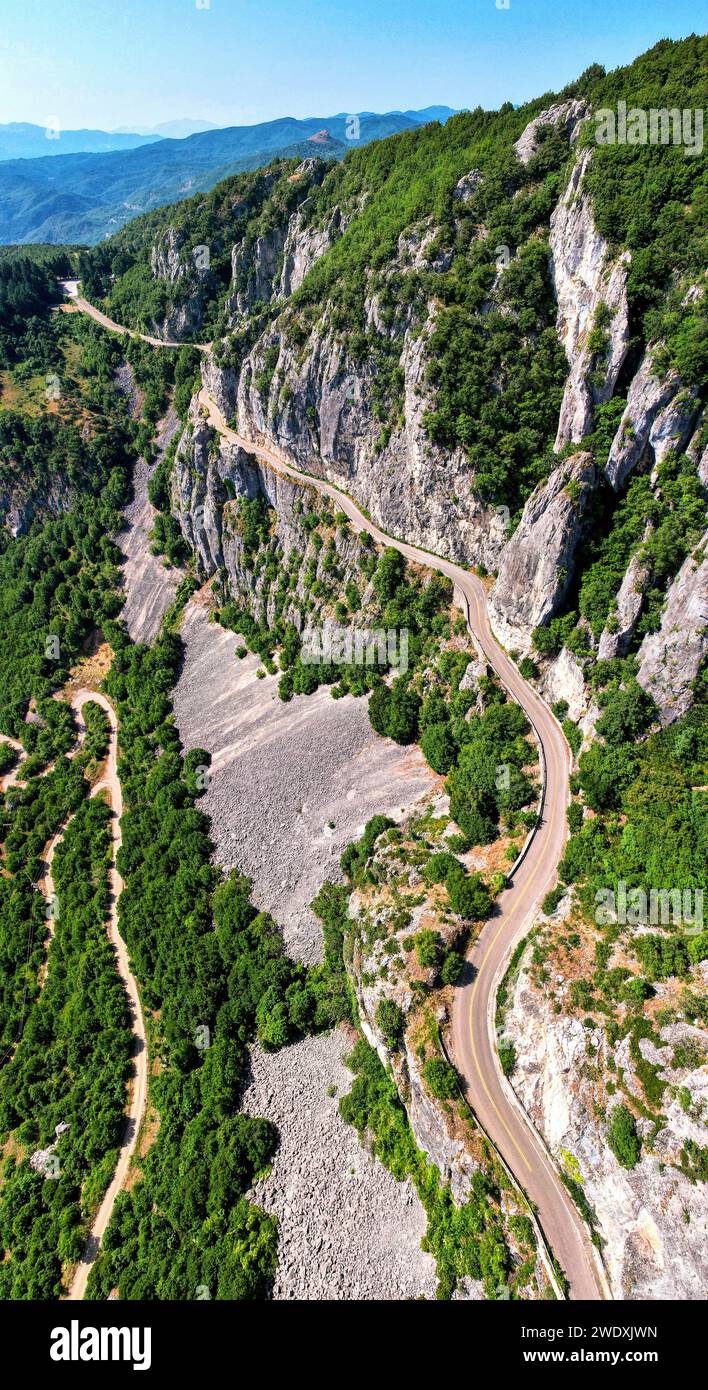 L'impessiva (e spaventosa) strada che attraversa le scogliere quasi verticali del monte Orliakas per raggiungere il villaggio di Spilaio, Grevena, Macedonia, Grecia. Foto Stock