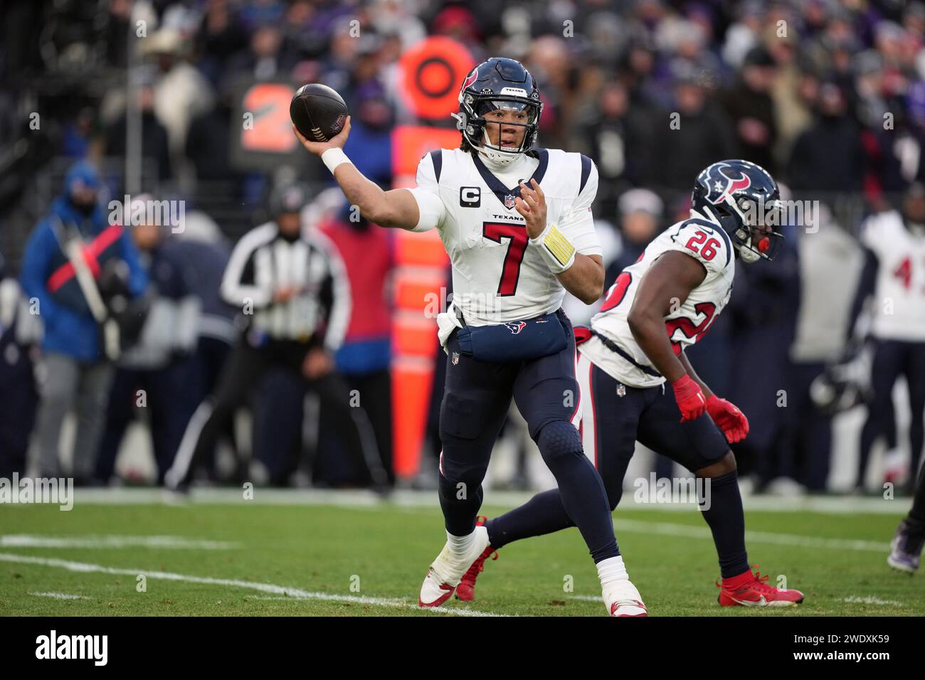 BALTIMORE, MARYLAND, 20 GENNAIO: Il quarterback degli Houston Texans C.J. Stroud (7) lancia la palla contro i Baltimore Ravens nel Divisional playoff della AFC all'M&T Bank Stadium il 20 gennaio 2024 a Baltimora, Maryland. I Ravens sconfissero i Texans 34-10. Foto Stock