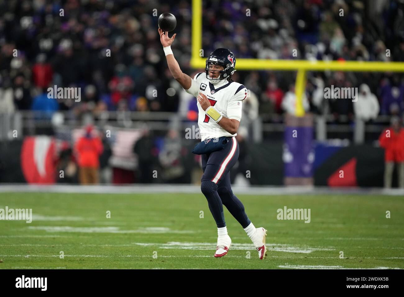 BALTIMORE, MARYLAND, 20 GENNAIO: Il quarterback degli Houston Texans C.J. Stroud (7) lancia la palla contro i Baltimore Ravens nel Divisional playoff della AFC all'M&T Bank Stadium il 20 gennaio 2024 a Baltimora, Maryland. I Ravens sconfissero i Texans 34-10. Foto Stock