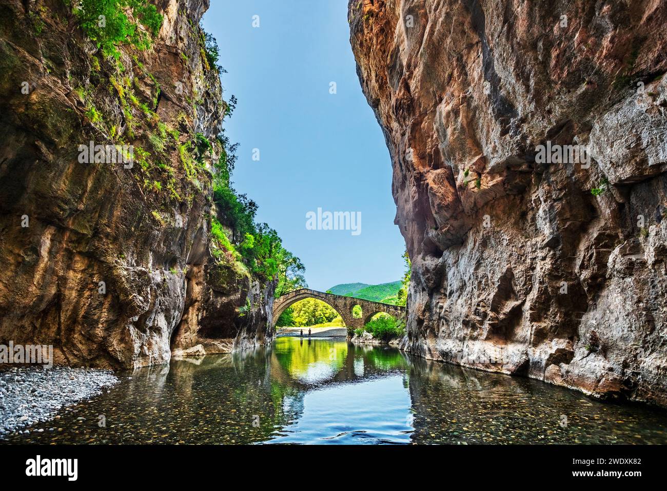 Il canyon di Portitsa e il ponte vicino al villaggio di Spilaio, Grevena, Macedonia occidentale, Grecia. Foto Stock
