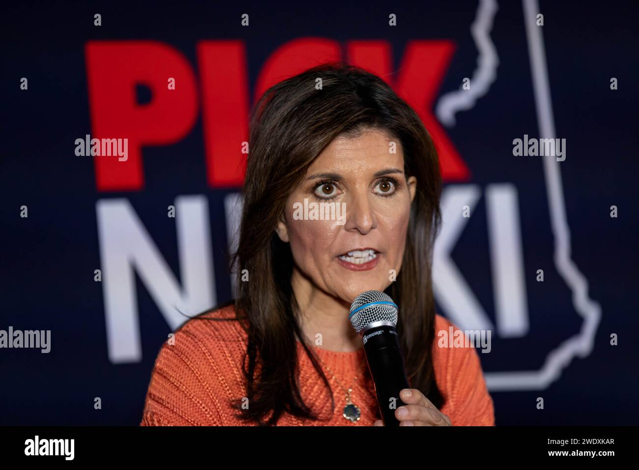 FRANKLIN, NEW HAMPSHIRE - 22 GENNAIO: Candidato presidenziale repubblicano, l'ex ambasciatore delle Nazioni Unite Nikki Haley parla ad un evento della campagna elettorale al Franklin VFW il 22 gennaio 2024, a Franklin, New Hampshire. Con il governatore della Florida Ron DeSantis che ha abbandonato la corsa presidenziale, Haley è l'unico candidato GOP rimasto a sfidare l'ex presidente degli Stati Uniti Donald Trump, che ha ricevuto oltre il 50% del voto caucus dell'Iowa, (foto di Michael Nigro) credito: SIPA USA/Alamy Live News Foto Stock