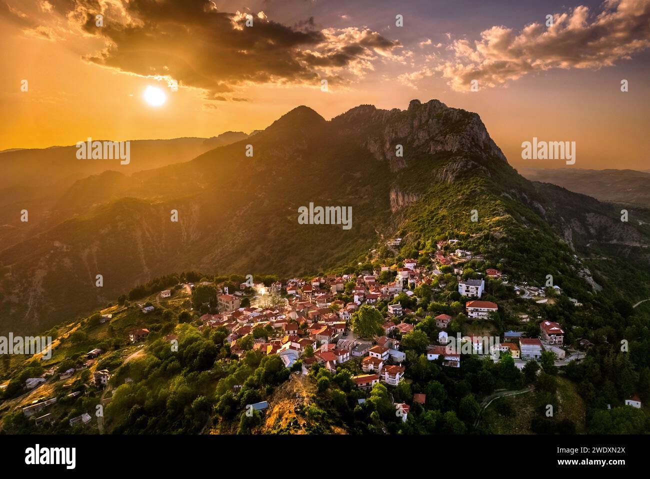 Villaggio di Spilaio e montagna di Orliakas, prima del tramonto, Grevena, Macedonia occidentale, Grecia. Foto Stock