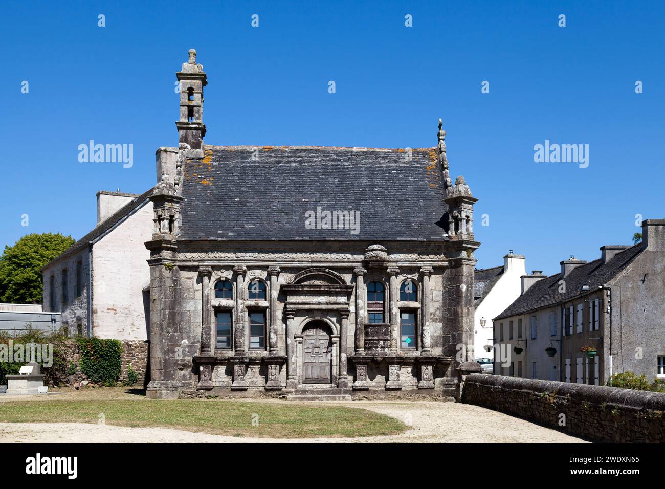 L'Ossario di Guimiliau, completato nel 1648, si trova a Guimiliau, in Bretagna, nel nord-ovest della Francia. Fa parte della vicina Parrocchia di Guimiliau. Foto Stock