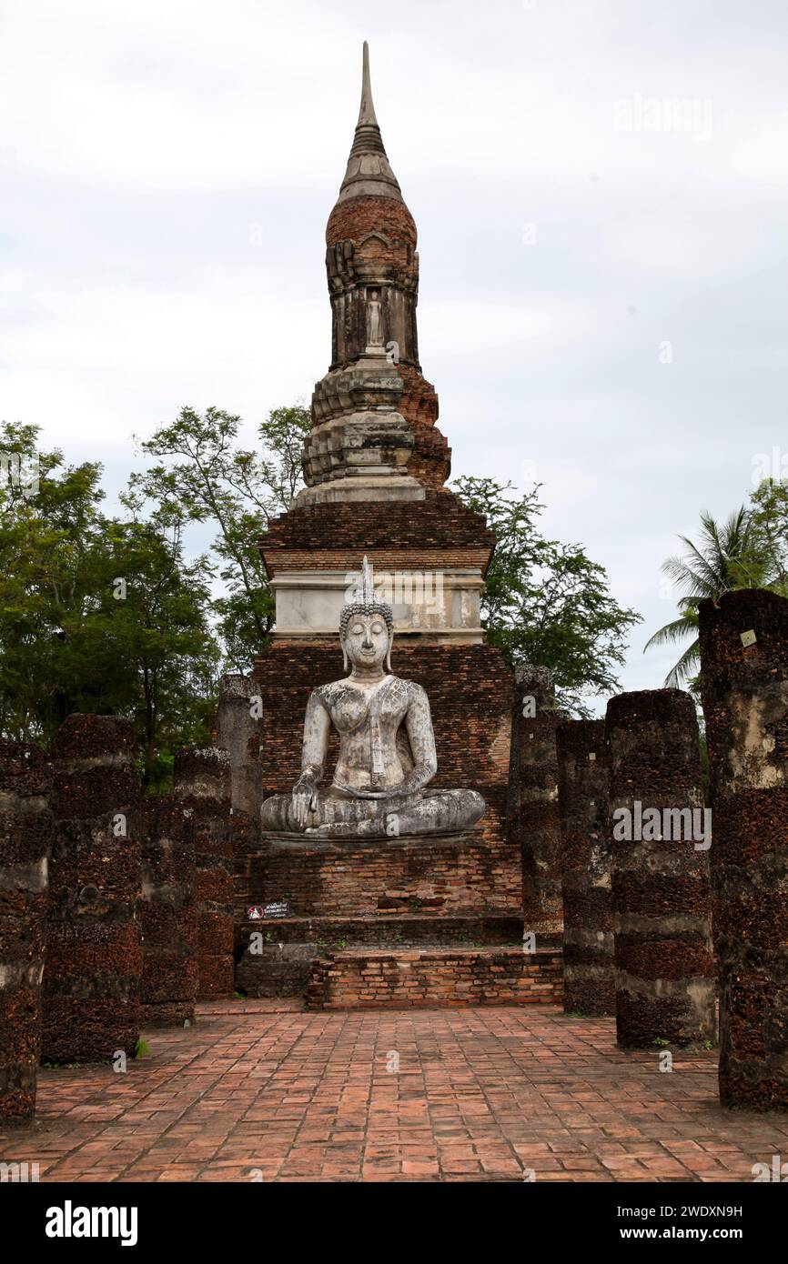 Wat Traphang Ngoen (monastero del lago d'argento) fu probabilmente costruito nel XIV secolo, circa nello stesso periodo con Wat Mahathat. Foto Stock