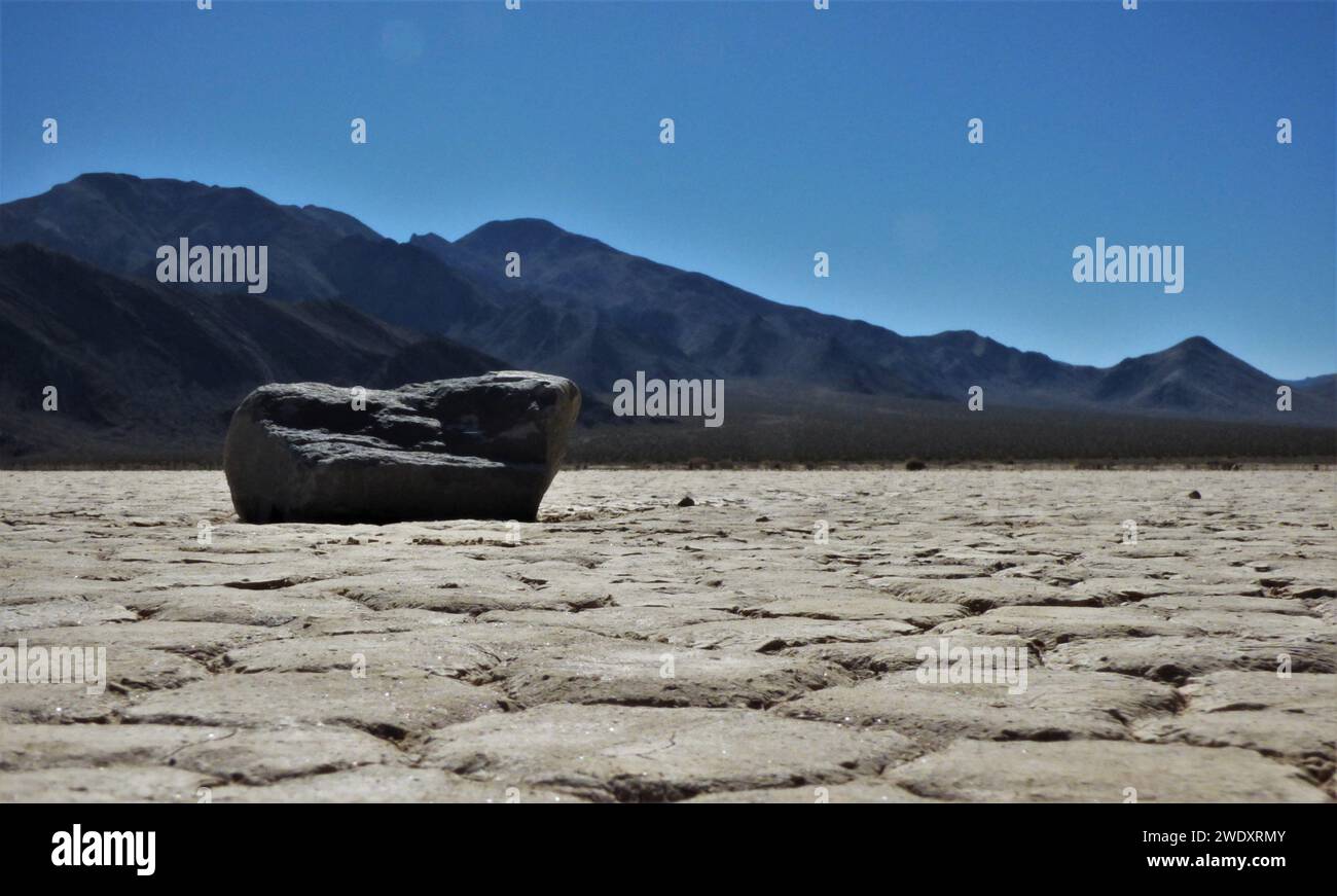 Roccia isolata sul fondo del deserto Foto Stock