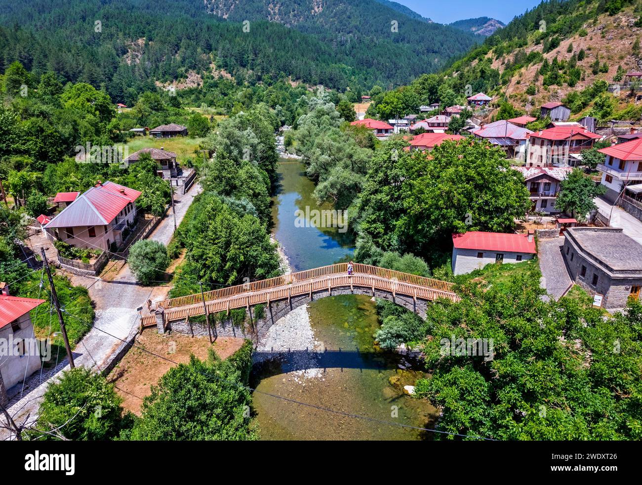 Vista aerea del vecchio ponte di pietra sul fiume Aoos al villaggio di Vovoussa, nella regione di Zagori, Ioannina, Epiro, Grecia. Foto Stock