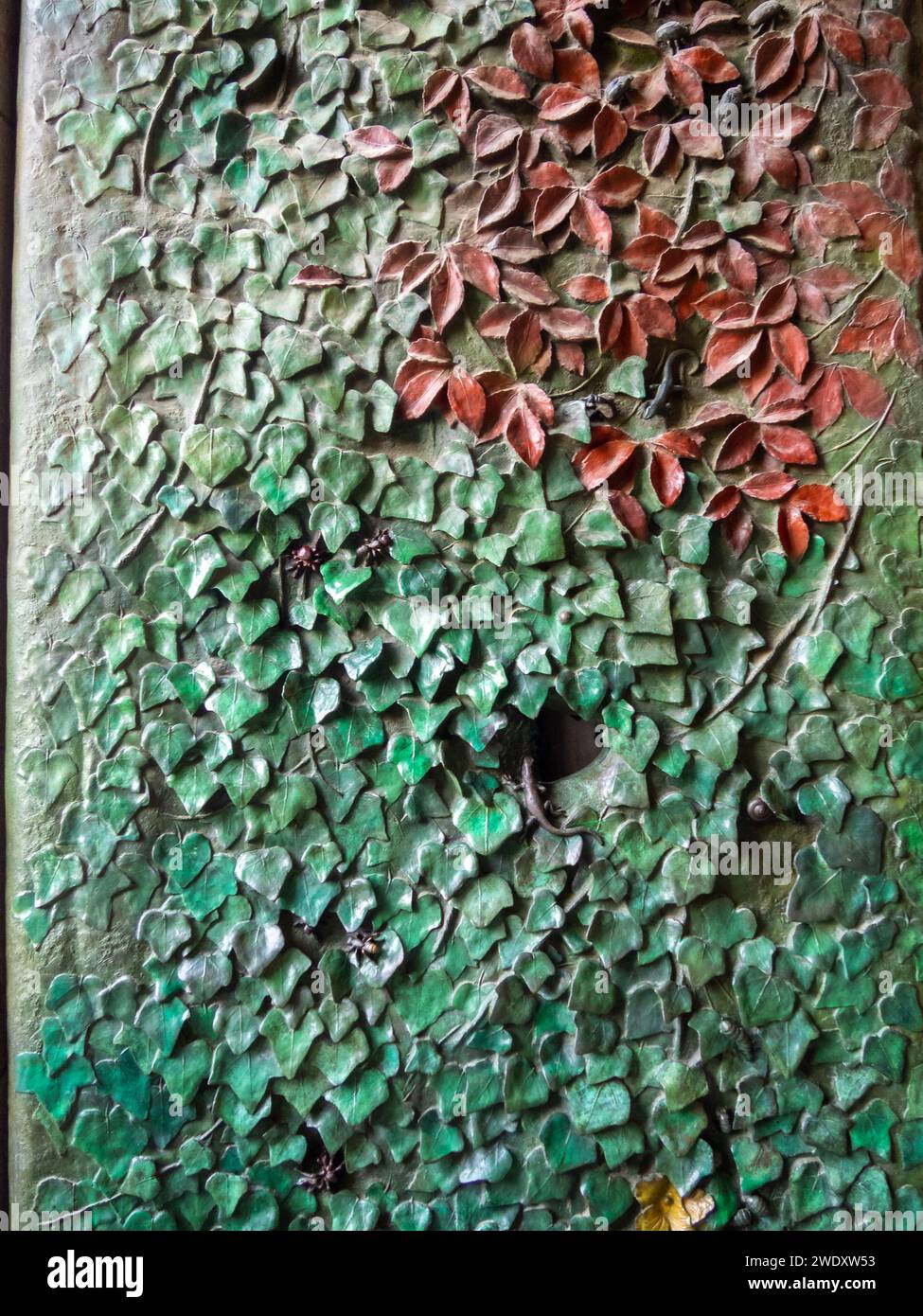 Ragni, lucertole e foglie dettaglio della porta della Carità, facciata della Sagrada Familia Nativity, Barcellona Foto Stock