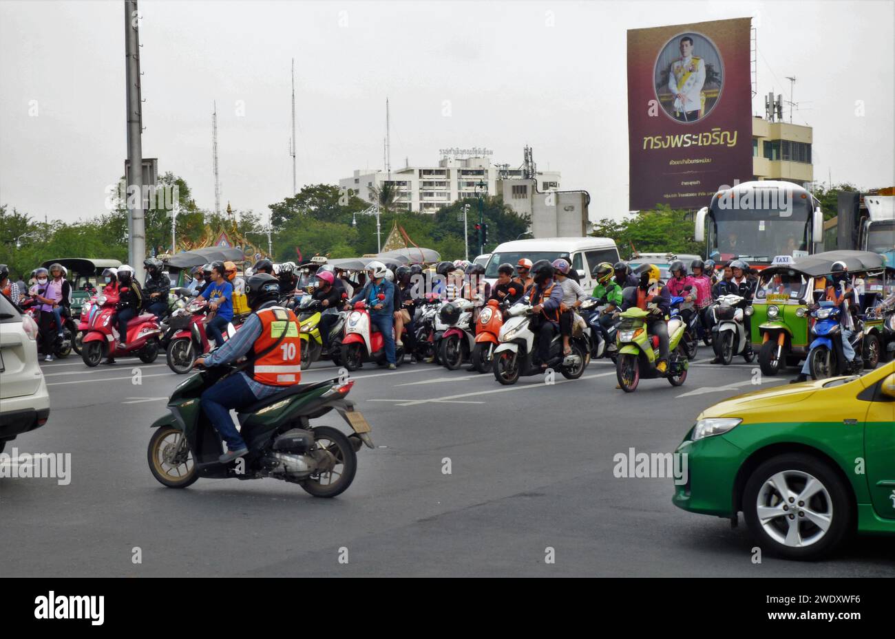 Il caos all'incrocio tra le strade a Bangkok Foto Stock