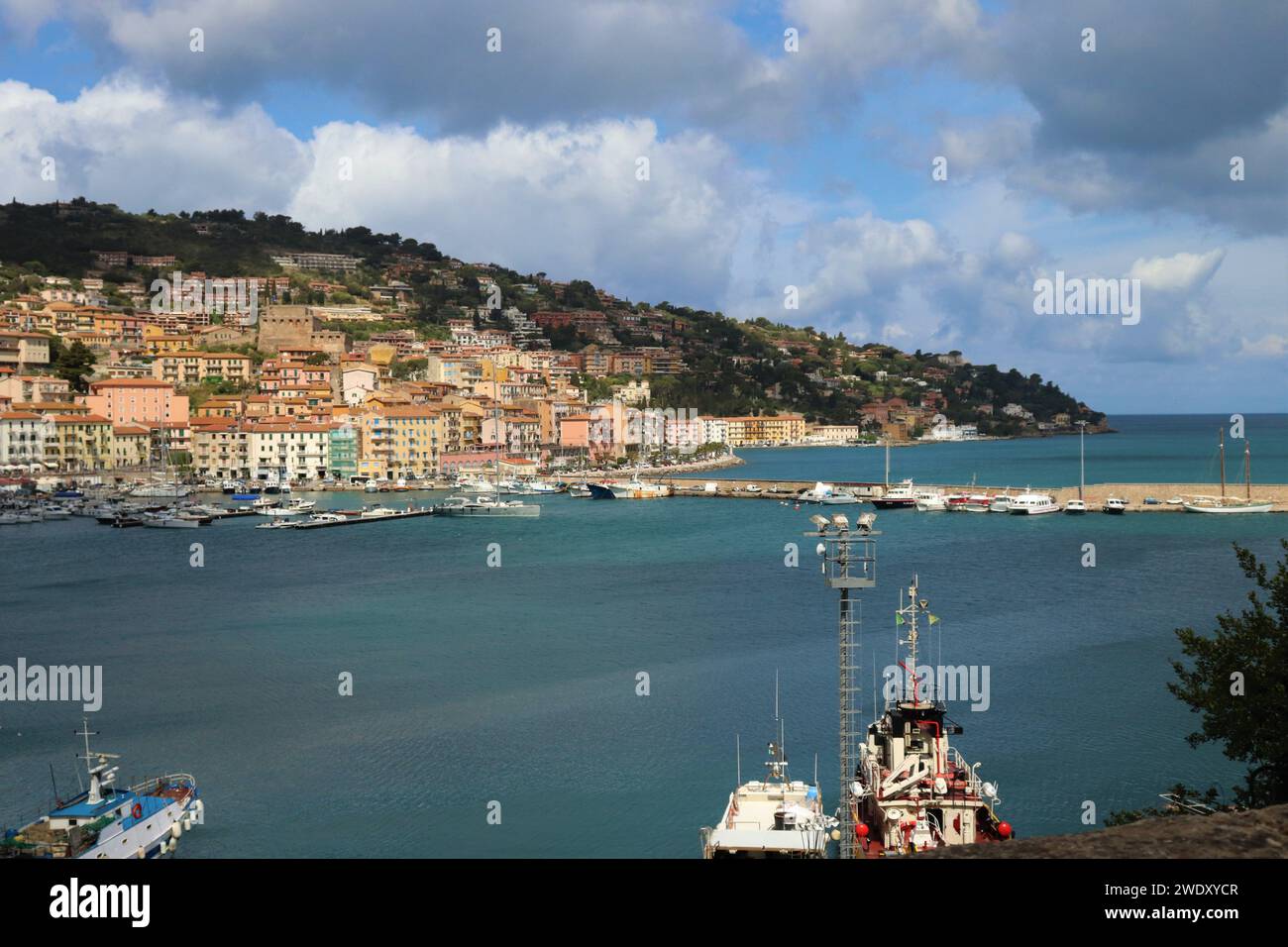 Case sulla scogliera con sfondo oceanico Foto Stock