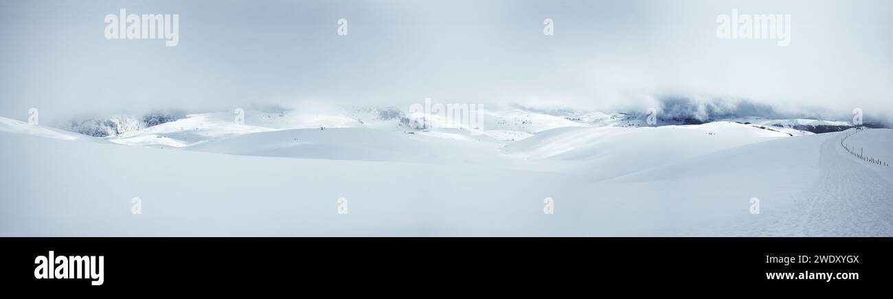 paesaggio invernale di montagne innevate con una surreale atmosfera blu-bianca Foto Stock