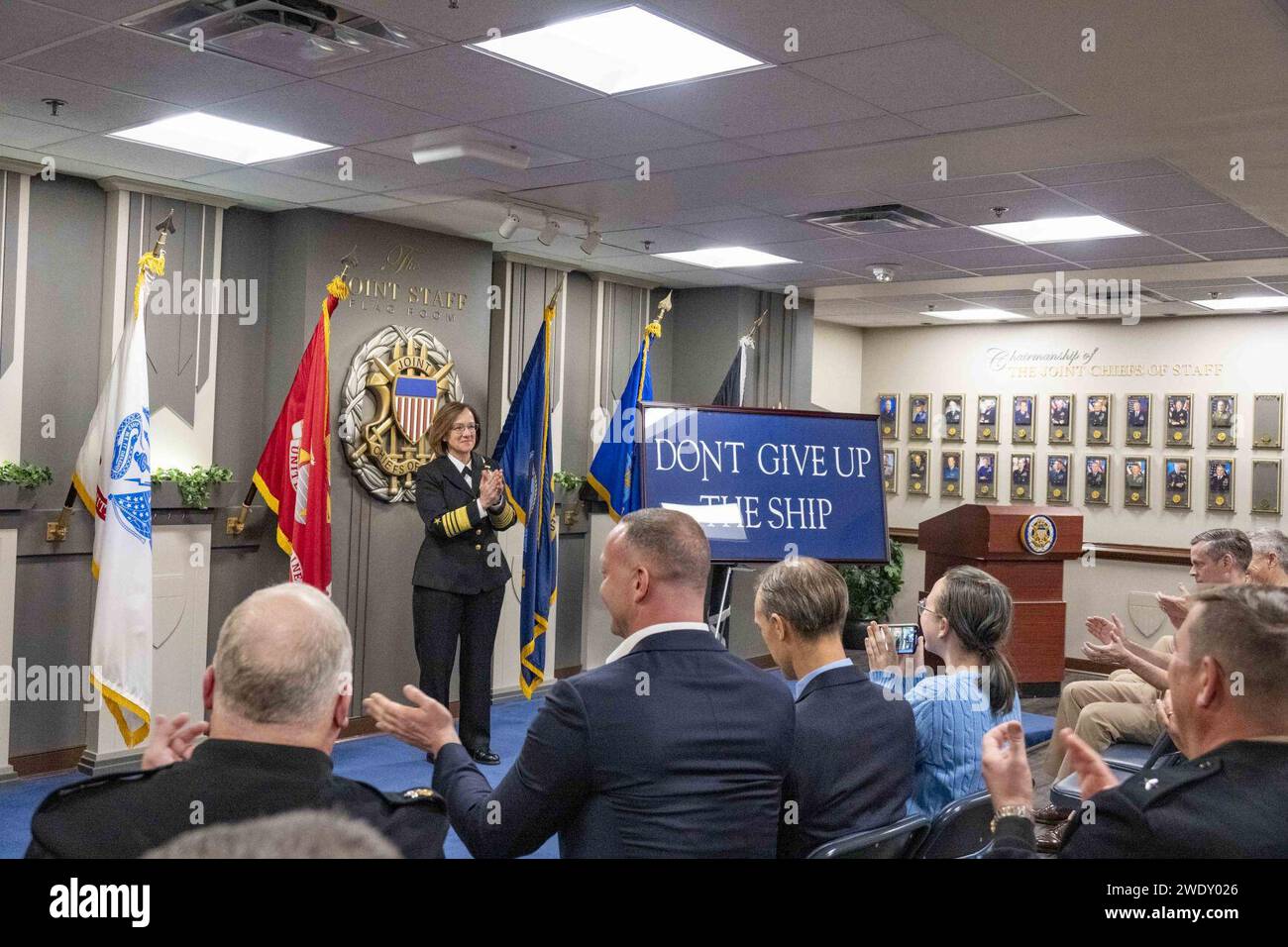 ADM Lisa Franchetti ha prestato giuramento come 33° Capo delle operazioni navali 05. Foto Stock