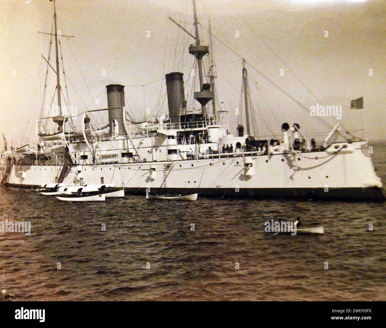 L'ammiraglio George Dewey torna da Manila sulla USS Olympia (C-6) al porto di New York, 1899 (26701541926). Foto Stock