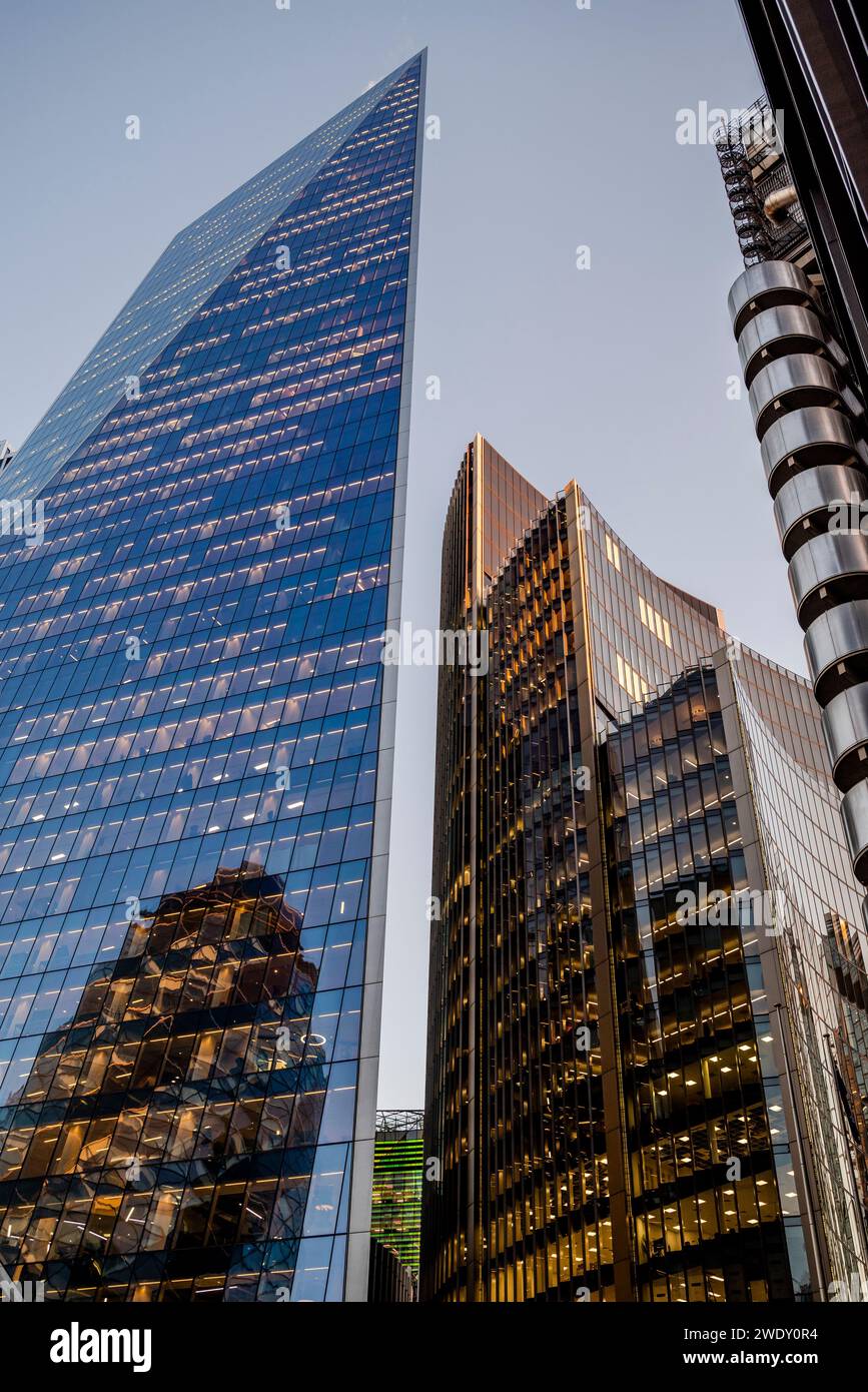 Grattacieli di Willis Towers Watson e 52-54 Lime Street o The Scalpel nel quartiere finanziario della City of London, Londra, Inghilterra, Foto Stock