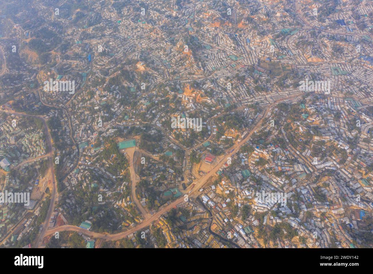 Vista aerea di 1 milione di forti campi profughi con case improvvisate vicino al confine con il Myanmar, campo Kutupalong Rohingya vicino alla città di Ukhia, Bangladesh. Foto Stock