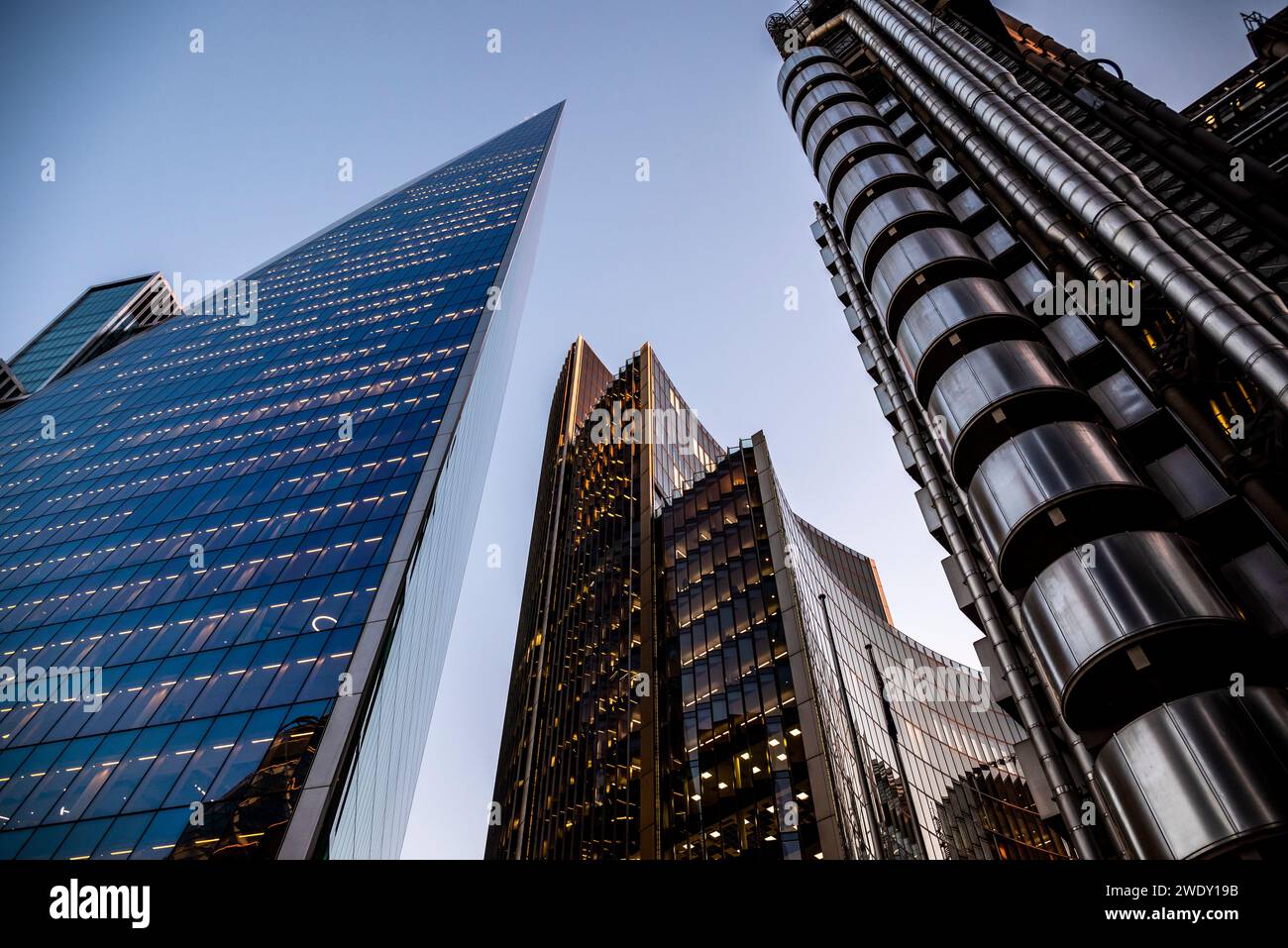 Alti blocchi di uffici che includono l'edificio Lloyds, Willis Towers Watson e 52-54 Lime Street o The Scalpel nel quartiere finanziario della città Foto Stock