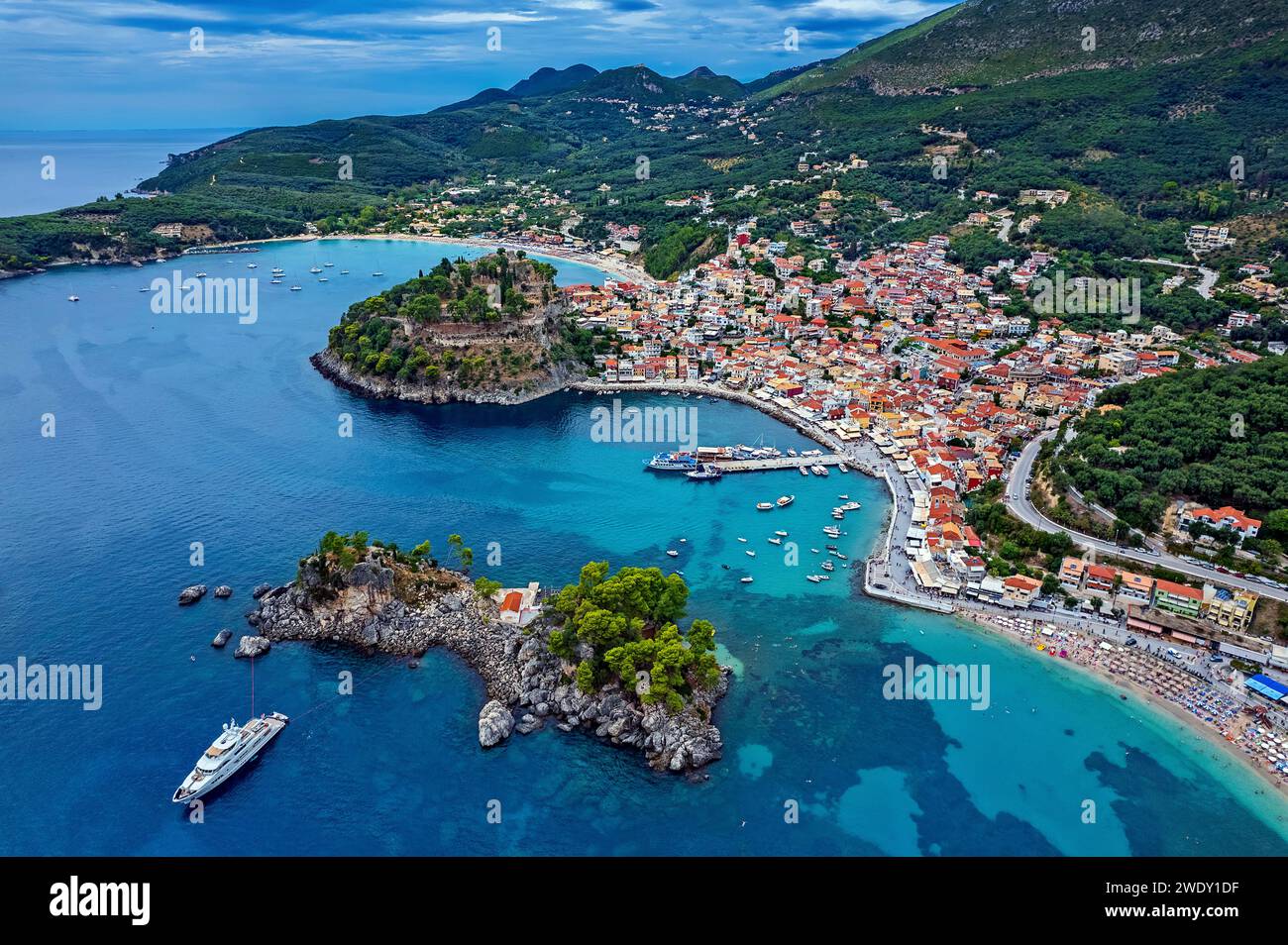 Vista aerea (drone) della pittoresca città di Parga, prefettura di Preveza, Epiro, Grecia Foto Stock