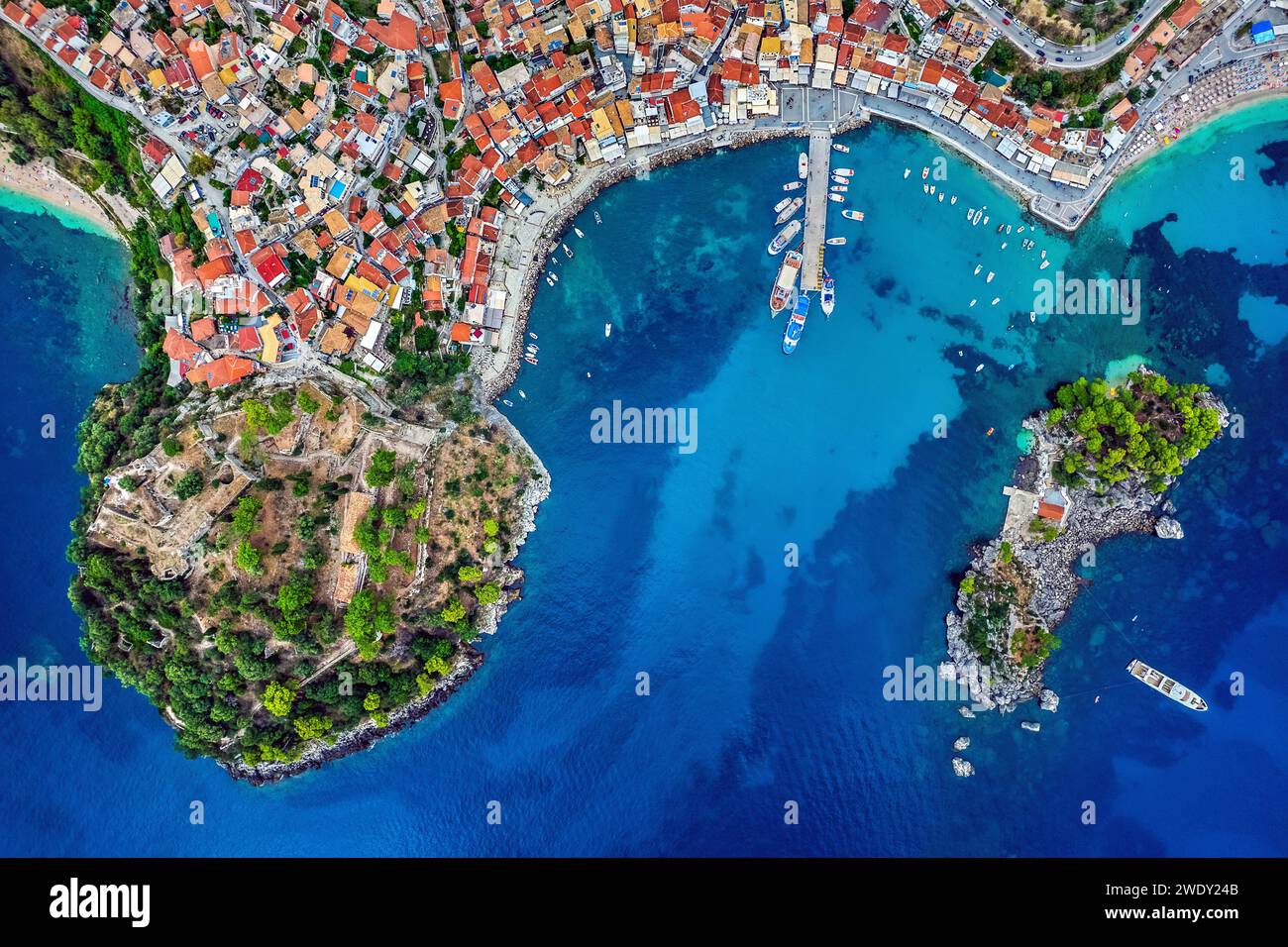 Vista aerea (drone) della pittoresca città di Parga, prefettura di Preveza, Epiro, Grecia Foto Stock