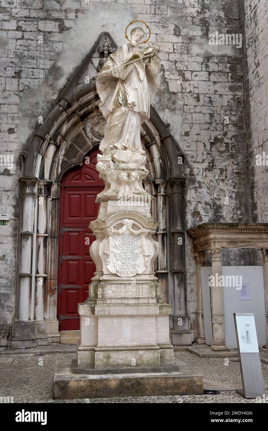 Statua di Giovanni di Nepomuk, Convento del Carmo a Lisbona, Portogallo Foto Stock