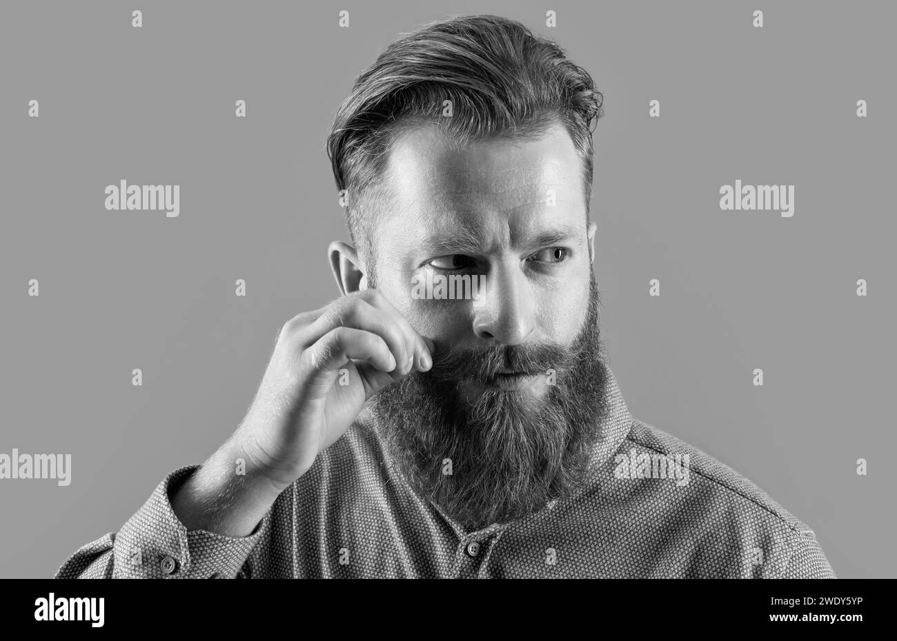 Ritratto di baffi rammollanti dell'uomo irlandese. Uomo bearded con faccia unshaven. Uomo serio con barba rossa Foto Stock