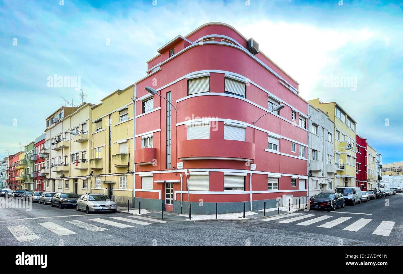 Lisbona, Portogallo. Casa ad angolo arrotondata nel quartiere Boa Hora di Lisbona. Stile architettonico di Estado Novo. Foto Stock