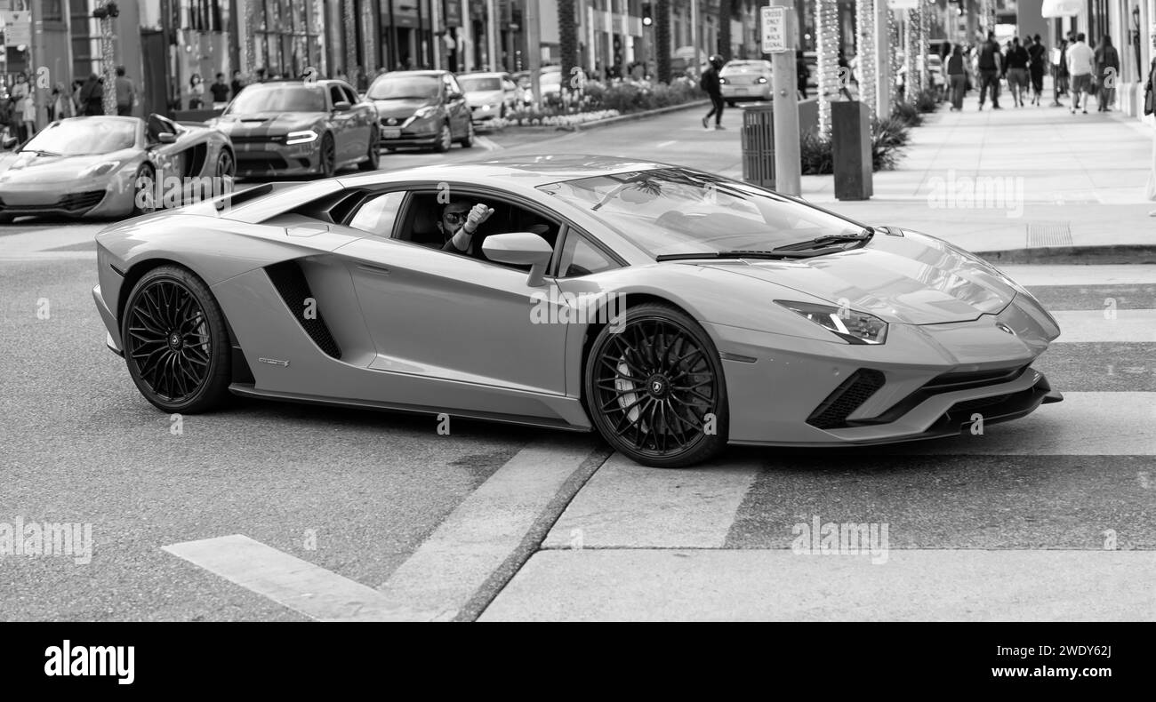 Los Angeles, California USA - 11 aprile 2021: Blue Lamborghini Aventador supercar di lusso al bivio a LA, Stati Uniti, California. Vista laterale. Foto Stock