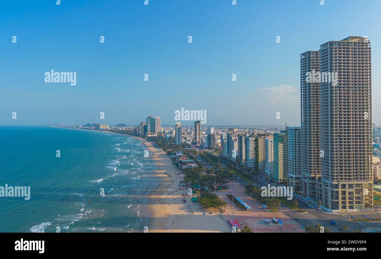 Vista aerea del tramonto sulla costa di da Nang. Spiaggia di My Khe con alti hotel e grattacieli sulla spiaggia di sabbia dorata Foto Stock