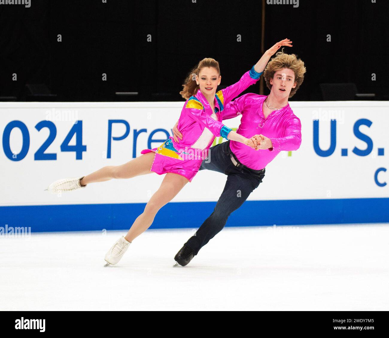 Columbus, Ohio, Stati Uniti. 22 gennaio 2024. Caroline Mullen e Brendan Mullen provano la loro routine ai campionati statunitensi di pattinaggio di figura. Crediti: Brent Clark/Alamy Live News Foto Stock