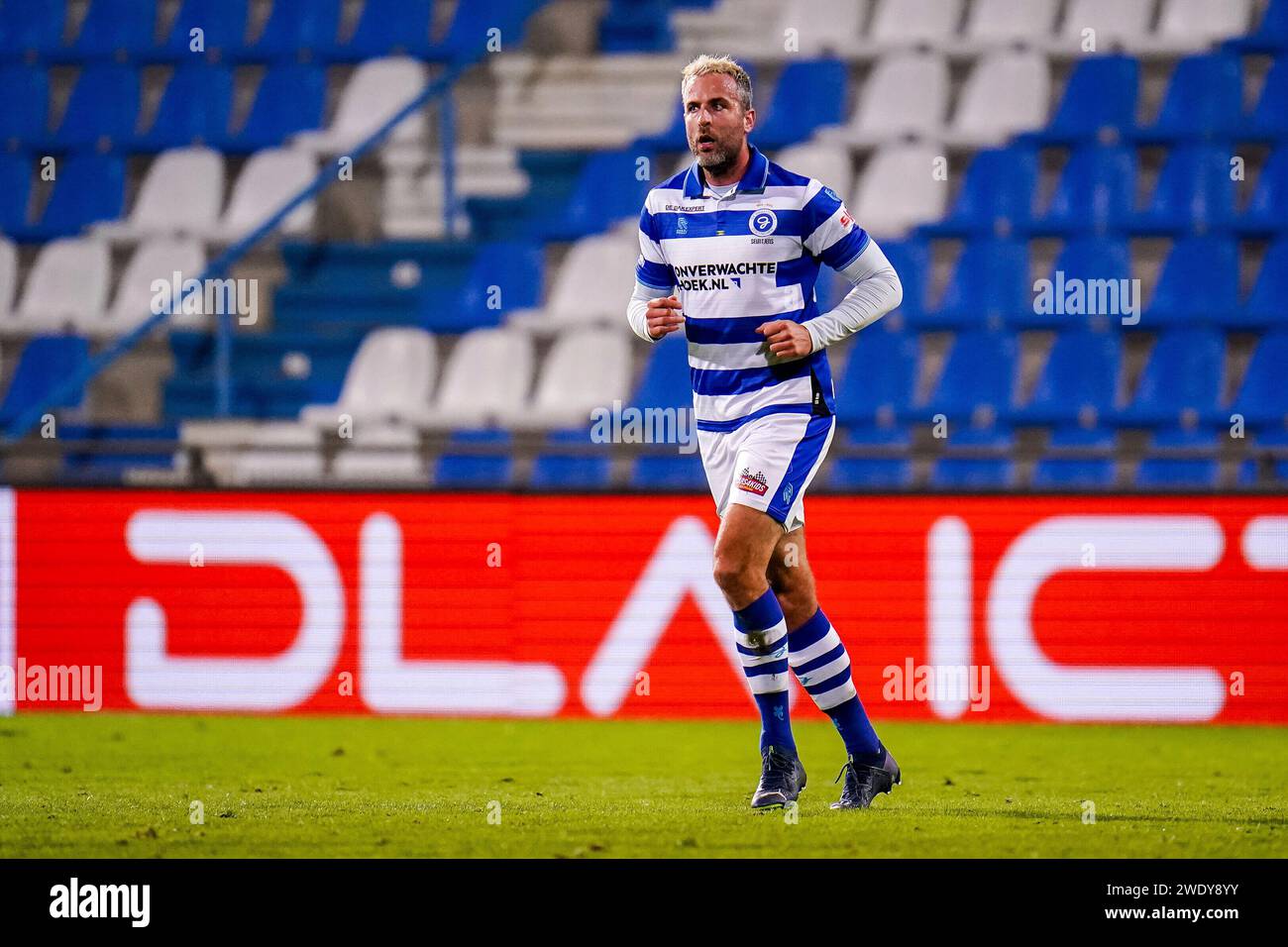 Doetinchem, Paesi Bassi. 22 gennaio 2024. DOETINCHEM, PAESI BASSI - 22 GENNAIO: Ralf Seuntjens di De Graafschap guarda al Keuken Kampioen Divisie match tra De Graafschap e Jong PSV allo Stadion De Vijverberg il 22 gennaio 2024 a Doetinchem, Paesi Bassi. (Foto di Rene Nijhuis/Orange Pictures) credito: dpa/Alamy Live News Foto Stock