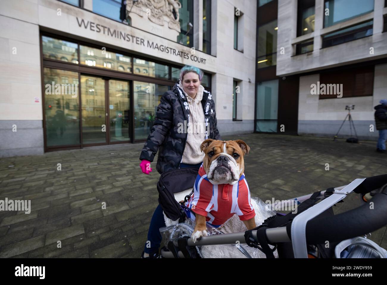 I fan di Tommy Robinson aspettano fuori dal tribunale dei magistrati di Westminster con il loro Bulldog britannico per salutare il leader della difesa inglese, Londra, Regno Unito Foto Stock