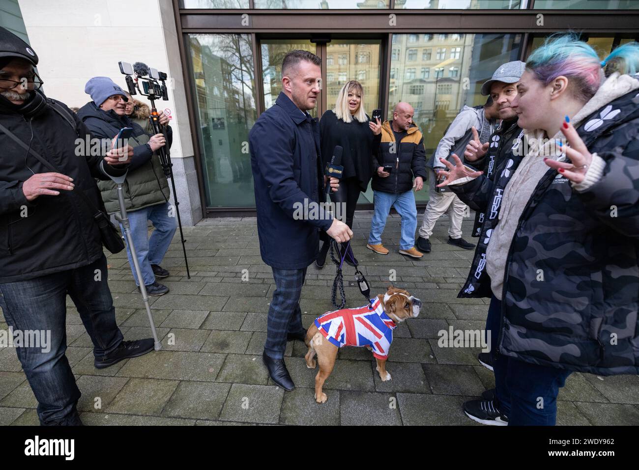 I fan di Tommy Robinson aspettano fuori dal tribunale dei magistrati di Westminster con il loro Bulldog britannico per salutare il leader della difesa inglese, Londra, Regno Unito Foto Stock