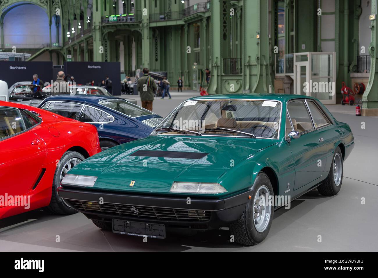 Bonhams 2020 vendita al Grand Palais di Parigi. Concentrati su una Ferrari 365 GT4 2+2 Coupé 1973 verde. Numero di telaio 17217. Foto Stock