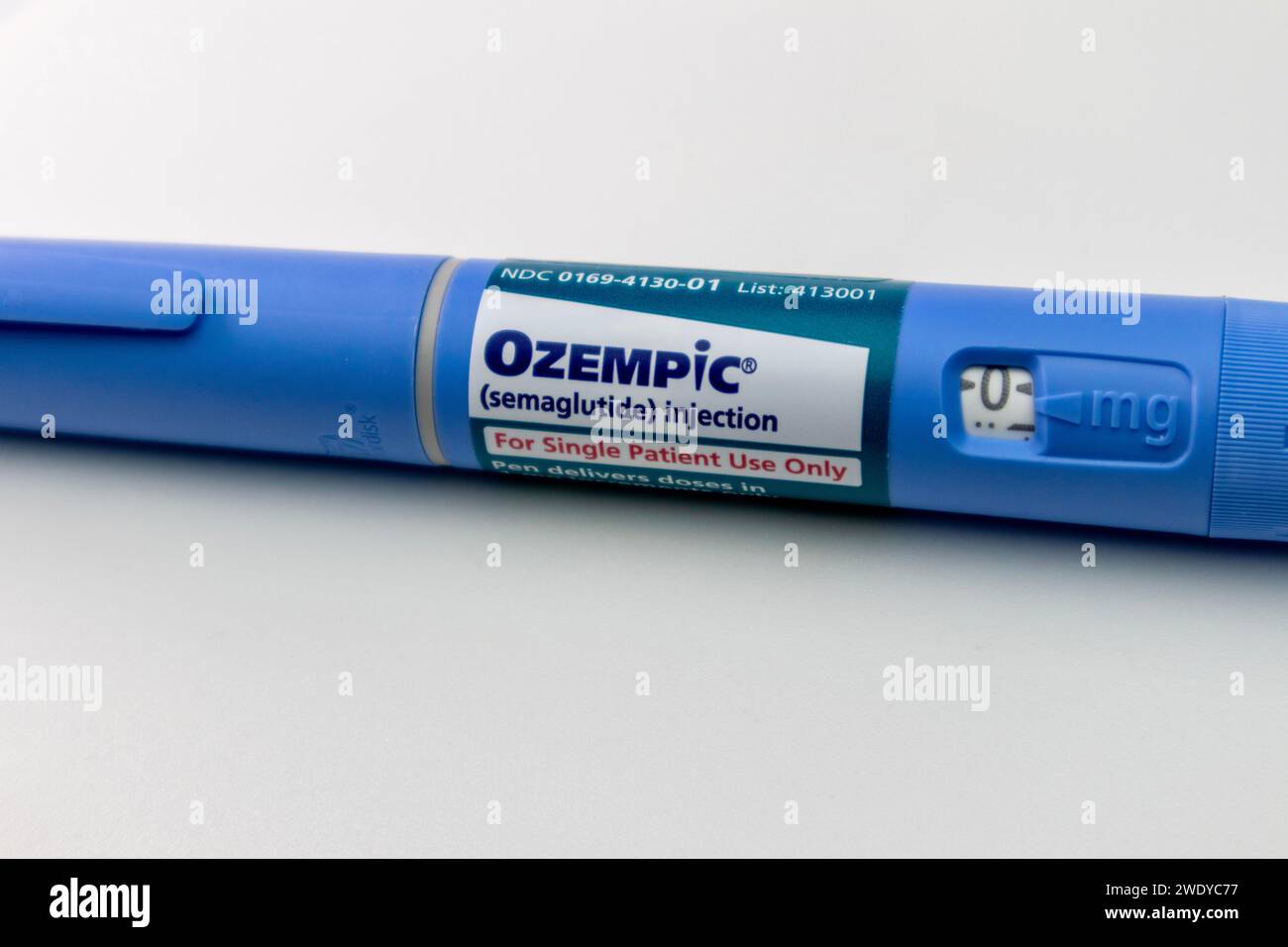 Penna semaglutide Ozempic su sfondo bianco Foto Stock
