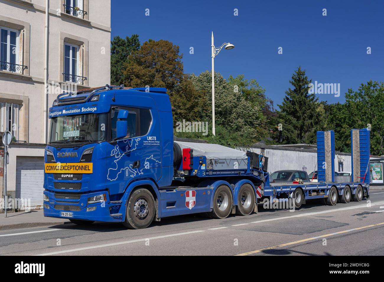 Nancy, Francia - veicolo per il trasporto pesante blu Scania S650 con rimorchio vuoto su strada. Foto Stock