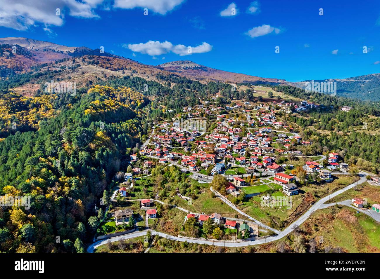 Veduta aerea del villaggio di Smixi, montagna di Vasilitsa, Grevena, Macedonia Occidentale, Grecia. Foto Stock